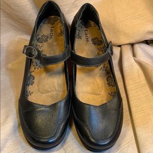 Taos almost new leather mary janes slight wedge 3